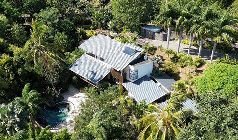 Willkommen in dieser exquisiten Residenz am Berghang in Sorèze, die eine Mischung aus modernem Komfort und natürlicher Schönheit bietet. Dieses Haus erstreckt sich über ungefähr 436 m² und steht auf einem großzügigen Grundstück von 3753,57 m² mit ate...