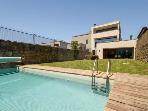 Moradia T5 de 3 pisos na Av. da Boavista Moradia na AV da Boavista com vista de mar a 100mts da praia Excelente estado de conservação Piscina em betão armado , e jardim com 200 m2 virado a Sul. Lote com 507.50 m2 Área de implantação: 159.66 m2 Área b...