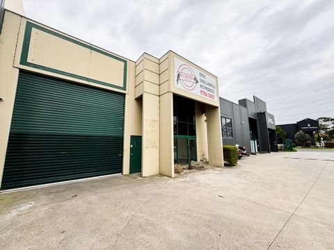 Cameron a le plaisir de proposer à la vente ou à la location, 2/2 Amayla Crescent Carrum Downs VIC. Ne manquez pas cette occasion d’acheter cette usine / salle d’exposition soignée avec une exposition à Frankston Dandenong Road. Surface du bâtiment :...