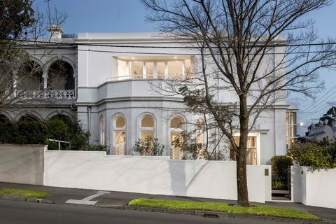 Besichtigung nach persönlicher Terminvereinbarung zu den angegebenen Zeiten. Exklusiv in einem wertvollen Eckgarten direkt gegenüber den Royal Botanic Gardens gelegen, ist diese prächtige viktorianische Residenz voller Pracht, Eleganz und einer gefei...