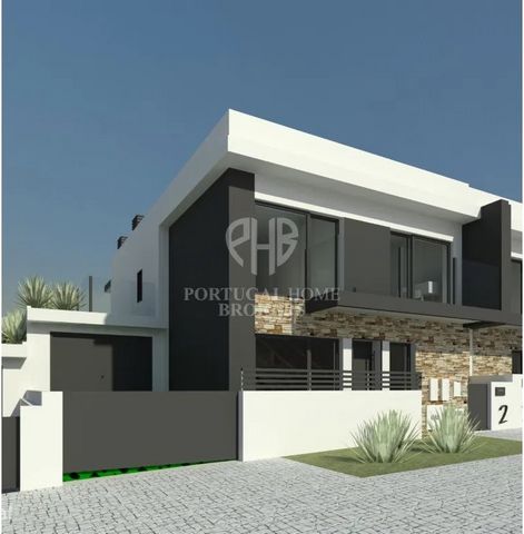 4 bedroom villa in construction project with the possibility of choosing finishes. The 4 bedroom villa on plot 2 has a construction area of 166.24m2 on a plot of 201.89 m2. Gross dependent area (balcony/terrace) 32.50m2. The floors are divided into: ...