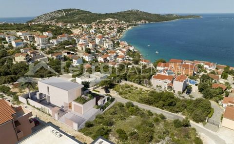 Vicino a Rogoznica, è in vendita una villa con piscina a sfioro e vista sul mare. La villa si sviluppa su due piani e il completamento dell'edificio con permesso d'uso è previsto per luglio 2025. Il piano terra dispone di un generoso posto auto ester...