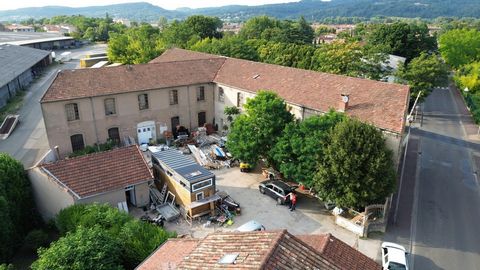 L'équipe Megagence vous propose cet immeuble au grand potentiel d'une surface totale de 1570 m² tallé sur mesure pour investisseur ou projet associatif d'envergure : _stockage,garage,loft,appartement,bureaux,etc............ Très bonne situation géogr...