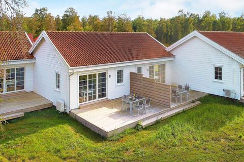 Neu renovierte Ferienhäuser mit allen Annehmlichkeiten und einer einzigartigen Lage mit einem fantastischen, gut gepflegten 18-Loch-Golfplatz als Nachbarn - und nur wenige hundert Meter vom Kattegat und einem hervorragenden Strand entfernt. Golf spie...