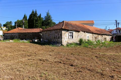 **Opportunité d’investissement unique à Penafiel, Porto** Découvrez deux charmantes villas à restaurer situées à Penafiel, Porto. Situées dans la paisible Rua de Novelhe, nº 49, ces propriétés offrent un vaste potentiel pour ceux qui recherchent un p...