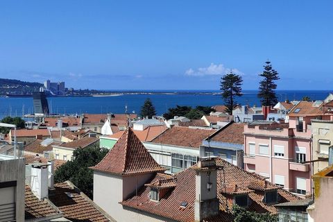 Einmalige Gelegenheit: Zweifamilienvilla in Algés mit Flussblick Wir präsentieren eine außergewöhnliche Zweifamilienvilla in der prestigeträchtigen Gegend von Algés, perfekt für diejenigen, die Komfort und eine privilegierte Lage suchen. Diese einzig...