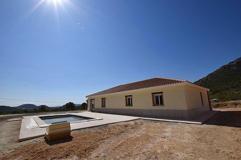 Maison de campagne moderne de style rustique à La Romana . Maison de campagne de plain-pied récemment achevée près de La Romana. Cette maison de 170 m2 sur un terrain de 12 000 m2 dispose de 3 chambres, 2 salles de bains, un grand séjour avec une cui...