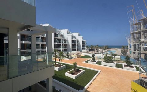 Appartementen aan het strand in Denia, Costa Blanca Woningen met 2 en 3 slaapkamers, u kunt uw woning kiezen op de begane grond, eerste, tweede of zolder. De residentie bestaat uit 100 moderne huizen, gelegen op de EERSTE LIJN VAN HET STRAND, in een ...