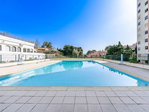 Cozy apartment with excellent location in a condominium with swimming pool, just a few minutes walk from the historic centre of Cascais, the magnificent beaches and all amenities. The apartment consists of two bedrooms of which one en suite, a second...