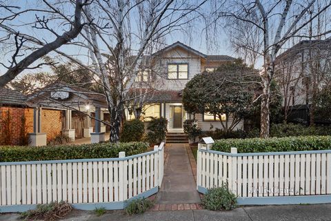 Sur la très convoitée McKinnon Hill, ce vaste bungalow californien en bois de cinq chambres et deux salles de bains offre une vie familiale complète dans une belle enclave de verdure établie. Prête pour la prochaine famille de gardiens, cette maison ...