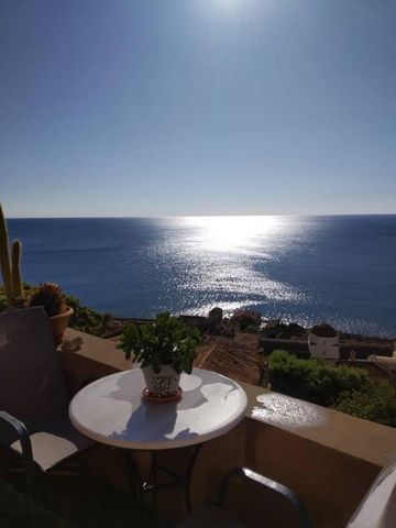 Château de Monemvasia à vendre auberge avec appartements à louer. Trois appartements entièrement équipés et indépendants, avec balcons sur la mer et vues spectaculaires. Il est en activité depuis de nombreuses années et a des dos stables et des amour...