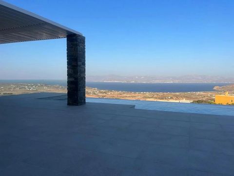 Luxe nieuw gebouwde villa in Paros, met een totale oppervlakte van 233,68 m², gekenmerkt door de unieke balans tussen ecologisch bewustzijn en luxe, met energieklasse A. Op de begane grond, van 138,36 m², vormen de lichte woonkamer en keuken de centr...