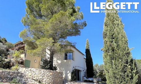 A31769GWI83 - Maison impeccable de 4 chambres dans le célèbre village de Cotignac, en Provence. A 5 minutes à pied du centre de Cotignac qui est classé comme l'un des plus beaux villages de France. La propriété offre une vue fabuleuse, un jardin et u...