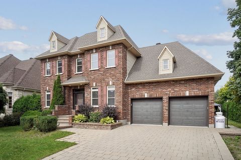 Découvrez cette superbe maison dans le quartier réputé de Fontainebleau. Avec ses 6 chambres à coucher, 3 salles de bain complètes et une salle d'eau, cette propriété offre tout le confort nécessaire. Le double garage ajoute une touche pratique, tand...