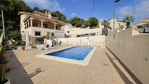 Schöne Villa mit 4 Schlafzimmern, Gästeapartment, Garage, privatem Pool in der Nähe des Rio Seco in Pinar de Campoverde. Der Zugang zum Grundstück von 1.082 m2 erfolgt über ein elektrisches Tor mit einem Platz zum Parken mehrerer Fahrzeuge. Eine Trep...