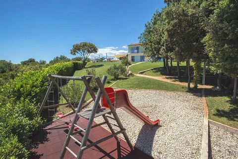 Este chalet independiente, equipado con todas las comodidades, está situado en el este de Istria. Tiene a su disposición un gran jardín cerrado de 1900 m² con equipos de juego, una piscina infinita, tumbonas y una terraza de madera con muebles de jar...