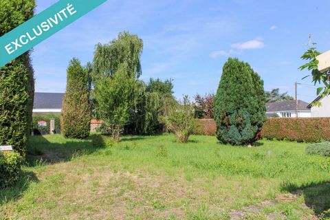 Superbe parcelle de terrain à bâtir idéalement placée au cœur de la ville de Noyant Villages. Située dans un environnement calme, les commerces et écoles restent néanmoins accessibles à pied, l'école publique se trouve face au terrain, l'école privé ...