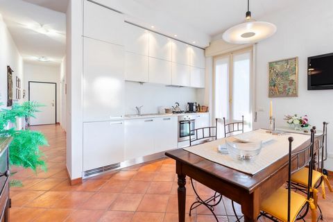 Appartement op de tweede verdieping van een elegante residentie vlakbij het centrum van Stresa. De locatie maakt het handig om te lopen naar winkels, restaurants en attracties in de omgeving. Het interieur van de flat is ontworpen om comfort en funct...