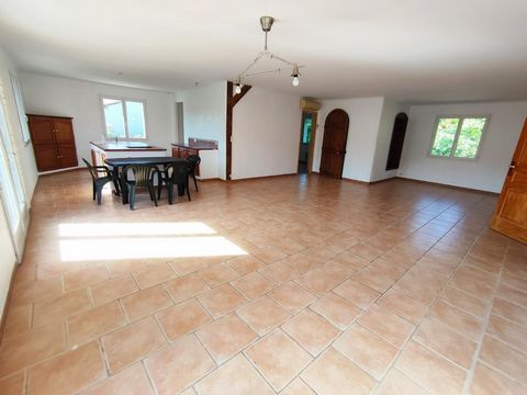 In the heart of the countryside 4 km from the village of DAMIATTE, I present to you this single storey house of approximately 122 m² habitable on a plot of 2500 m² It consists of a living room of 63 m², bright and through which opens onto the large t...