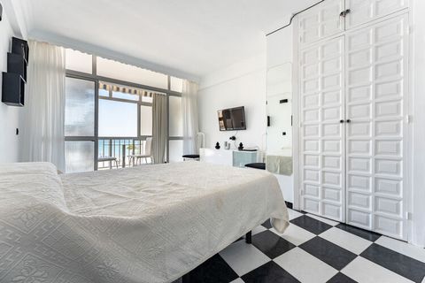 Welkom in uw toevluchtsoord aan de kust van Fuengirola! Dit gezellige vakantieappartement aan het strand is de ideale plek om te genieten van een onvergetelijke vakantie aan de Costa del Sol. Gelegen direct aan de kust, heeft u de Middellandse Zee aa...