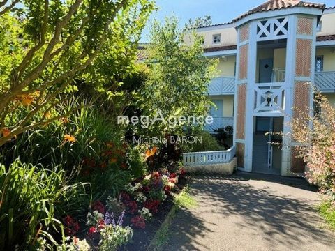 Situé à Moliets-et-Maa (40660), cet appartement bénéficie d'un cadre privilégié entre l'océan et la forêt landaise. Cette station balnéaire réputée pour ses plages de sable fin offre un environnement idéal pour les amateurs de golf, surf, vélo, sport...