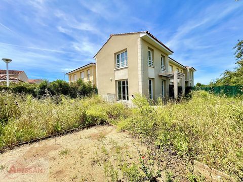 À vendre à Saint-Martin-de-Crau (13310), Bouches-du-Rhône (13) jolie maison T3 de 58m2, avec garage, et jardin, sur une parcelle de 207m2. Situé dans un lotissement calme, le lotissement du Redon,cette magnifique maison mitoyenne vous offre : - REZ-D...