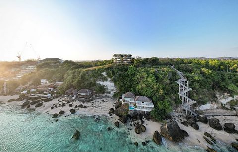 Soggiorno di lusso al piano terra con vista mozzafiato sull'oceano. Scopri l'apice della vita di lusso in questa esclusiva residenza al piano terra con tre camere da letto nel cuore di Bingin, Uluwatu. Situato su una scogliera nella prestigiosa zona ...