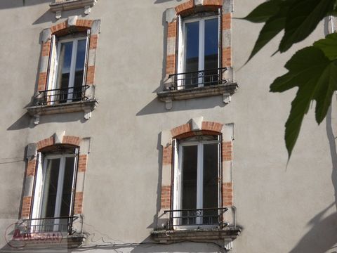 TARN et GARONNE (82) In vendita nel cuore di Laguepie, questa casa di circa 80 m² abitabili, 4 vani, il cui restauro è incompiuto. Al piano terra: unico vano (circa 16 mq) con wc, zona lavanderia, accesso cantina, pavimento piastrellato Al 1° Piano: ...