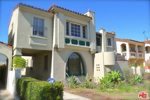 Duplex espagnol de caractère magnifique et bien entretenu dans la région convoitée d’Olympic-La Cienega. Les deux unités ont d’excellents locataires en place. 4 garages détachés à l’arrière plus 4 autres places dans la cour spacieuse. L’opportunité d...