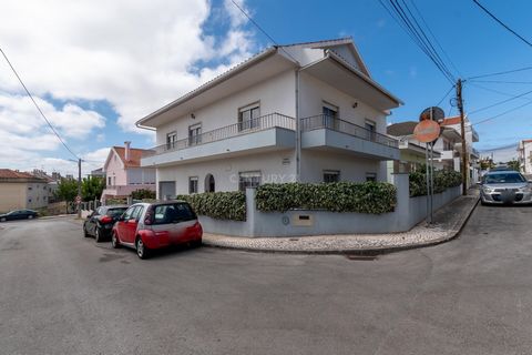 Cette villa individuelle, située à Quinta das Dálias, se distingue par sa taille et sa situation privilégiée, à seulement 800 mètres de l'urbanisation Colinas do Cruzeiro, où vous trouverez l'équilibre parfait entre la tranquillité et la proximité de...