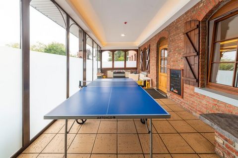 Cette maison de campagne dans les Ardennes est un ancien hôtel qui a été converti en maison de vacances et dispose de 12 chambres. Idéal pour une réunion de famille. Dans la très grande salle avec piscine intérieure, vous trouverez également un bain ...