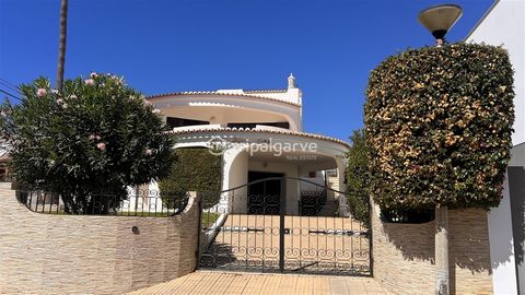 Magnifique villa située dans un quartier résidentiel très recherché à la périphérie de Faro, située sur un grand terrain de 757,5 m². Entourée de charmants espaces verts pour la détente, elle bénéficie déjà d'un projet labellisé pour l'installation d...