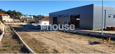 Mazém met 450m2 binnenruimte en 850m2 grond, plafondhoogte van 8m, gelegen in een condominium met 16 ambachtelijke pakhuizen met toegang via de nationale 213 Valpaços / Chaves. In de afwerkingsfase met badkamer, kantoor en kan ook aanpassingen maken ...