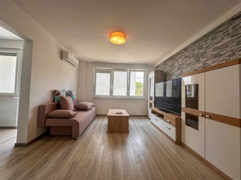 Location: Primorsko-goranska županija, Rijeka, Srdoči. RIJEKA, SRDOČI – neu renoviertes 2 Schlafzimmer + Badezimmer, 71 m2, 1. Stock, Loggia, Meerblick Dieses elegante Apartment in Srdoči bietet einen idealen Raum für das moderne Familienleben. Es be...