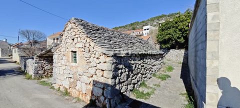 Location: Šibensko-kninska županija, Rogoznica, Podorljak. ROGOZNICA, PODORLJAK - Un'oasi di pace e tradizione a Podorljak: un'antica casa in pietra con potenziale! Benvenuti a Podorljak, un tesoro nascosto non lontano da Rogoznica, dove vi aspetta u...