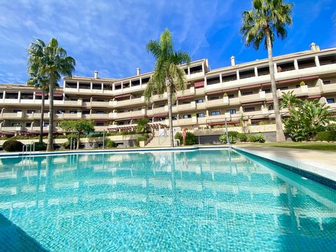 Located in Torreblanca. This magnificent duplex penthouse in Fuengirola offers an exceptional residential experience with its 3 bedrooms and 3 bathrooms. The ground floor hosts a bright living-dining room, a terrace that invites you to relax, a brand...