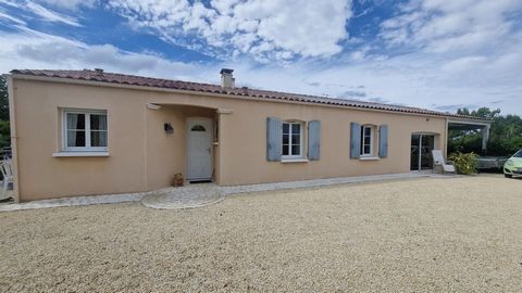 Située dans la commune de Bignay (17400), ce plain pied de 2008, profite d'un environnement calme et d'une vue dégagée sur la campagne environnante, offrant ainsi une atmosphère paisible et sans vis-à-vis. Dotée d'une exposition Ouest, elle bénéficie...