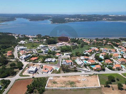 We present a magnificent detached house in project, located on the slope of the stunning Lagoa de Óbidos. With contemporary architecture, this 2-storey residence offers an elegant and functional design, ideal for those looking for comfort and privacy...