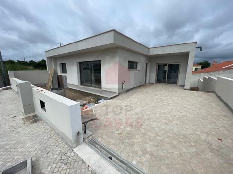 Contemporary style single storey house near the Obidos lagoon. In the final stages of construction, the perfect house for your permanent or holiday home. Comprising 2 bedrooms, 1 suite, guest bathroom, living room and open space kitchen. There is als...