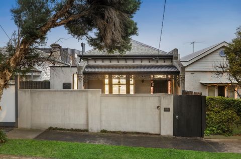 Une transformation totale de l’avant à l’arrière de ce cottage victorien à toit d’ardoise à façade unique a créé une nouvelle maison brillante avec un facteur wow qui offre un style de vie chic au centre-ville dans une poche prisée de Kew. À proximit...