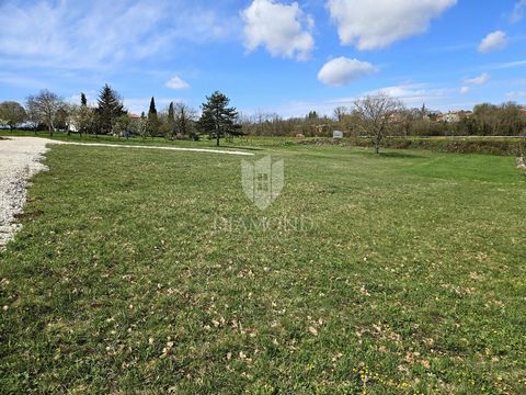 Location: Istarska županija, Poreč, Poreč. Poreč-Gebiet, Bauland ideal zum Leben an einem ruhigen Ort! Dieses fantastische Baugrundstück steht an einem ruhigen Ort, nur 15 Autominuten von der Stadt Poreč und ihren Stränden entfernt, zum Verkauf. Aufg...