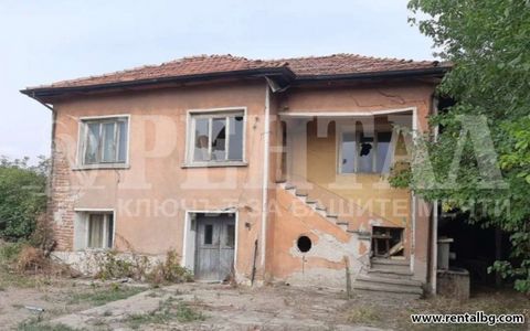 245850 Facciamo un'offerta - Casa a due piani / mattoni e travetto / vicino al CENTRO nel villaggio di Tsalapitsa con 900 mq. cortile. Si compone di tre stanze per piano. Faccia su una strada asfaltata. C'è l'elettricità, l'acqua, una sonda.