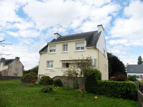 A vendre, Finistère Sud, BANNALEC (29380). Maison des années 70 rénovée, lumineuse et fonctionnelle, environ 121 m² habitables, 4 chambres, sous -sol complet et joli terrain avec dépendances de 728 m². Située dans un quartier calme, non loin du centr...