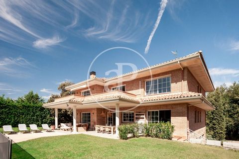 HOUSE WITH GARAGE, GARDEN AND SWIMMING POOL aProperties presents a cosy villa renovated in 2021, ready to move into.  The plot, of 2.840 m², high and with beautiful views, is located near the entrance of the urbanization.   The house is very comforta...