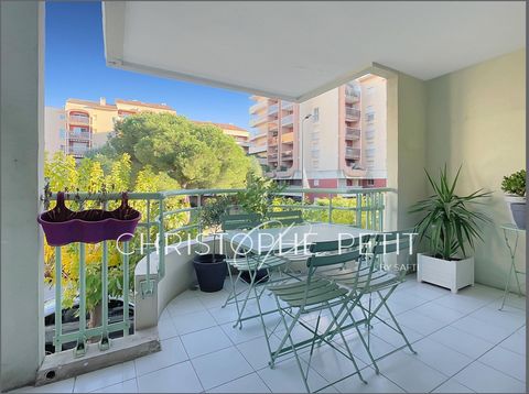 Port-Fréjus cet appartement bénéficie d'un emplacement prisé offrant un cadre de vie agréable grâce à son environnement à 100 m de la mer et de toutes les commodités, ici tout se fait à pied ! Ce bien traversant de 2 pièces de 50m² saura vous séduire...