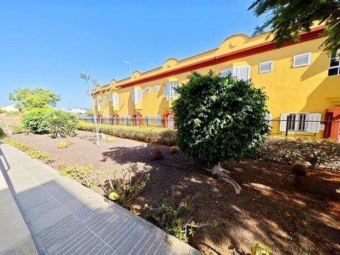 Nordicway bietet diese moderne Wohnung zum Verkauf an, die sich an einer der Hauptstraßen von San Fernando de Maspalomas befindet, wo alle Arten von Dienstleistungen und Annehmlichkeiten leicht zugänglich sind: Supermärkte, Geschäfte, medizinische Ze...