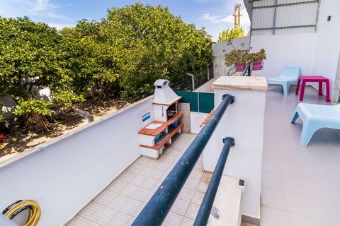 Venha visitar a sua futura casa com quintal, arrecadação e parqueamento Com remodelações recentes e áreas generosas. Marque já a sua visita!