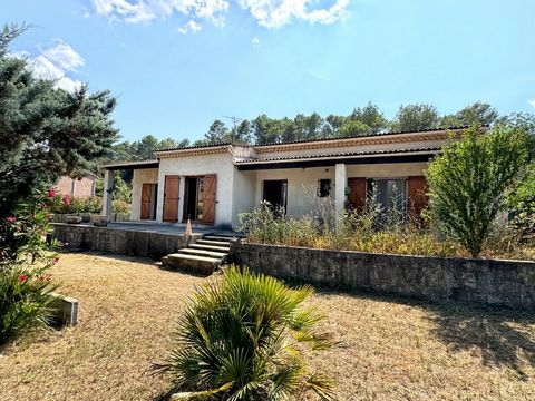 Villa de plain-pied de 151 m2 sur un terrain clôturé et plat de 1545 m2. Elle se compose d'une vaste entrée, d’un salon/séjour avec cheminée, d’une cuisine séparée, de 3 chambres, une salle d’eau avec WC, une deuxième salle d'eau inachevée et d’un WC...