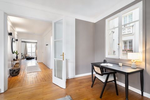 Take a break from the hustle and bustle of the capital at the Giverny apartment in Neuilly-sur-Seine. Located just one block from the Seine and just a 5-minute walk from the Pont de Neuilly station, this apartment is perfectly connected to the city o...