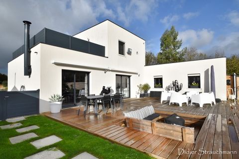 A voir absolument ! Magnifique maison contemporaine de 2017, de 168 m² habitables sur 3126 m² de jardin clos et paysagé. Vous serez charmé par la qualité de l'ensemble, à commencer par son vaste et lumineux séjour exposé Est-Ouest, sa grande cuisine ...